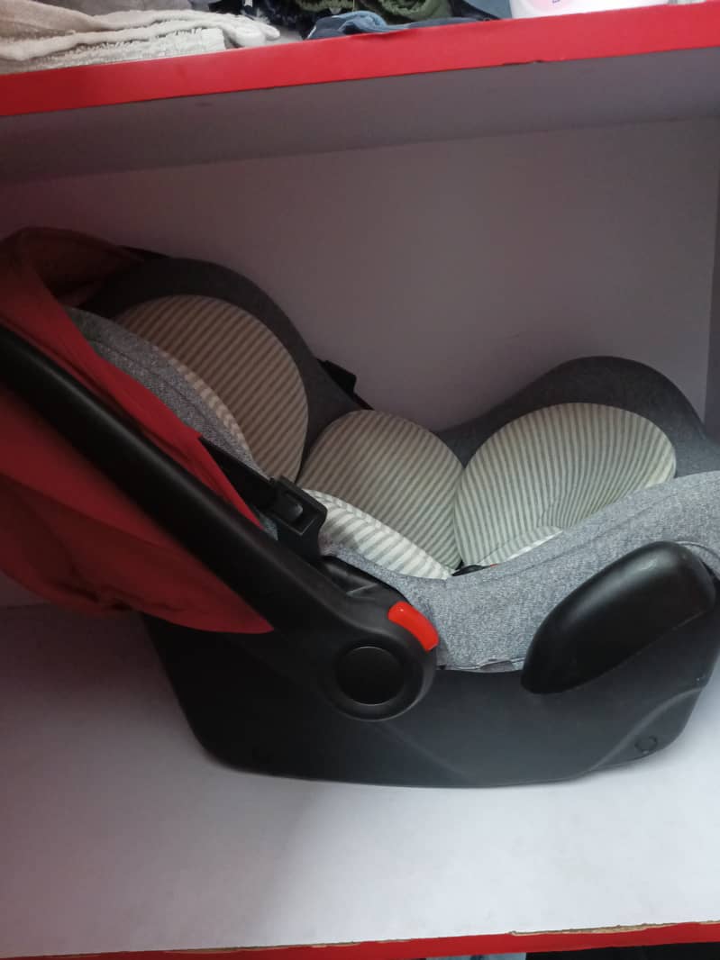 Baby carrycot/car seat 1