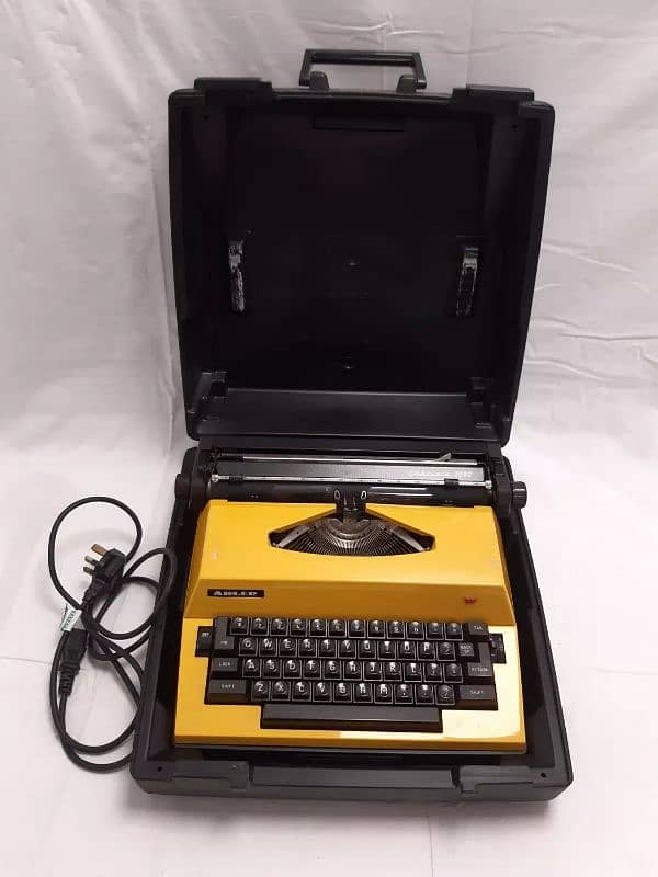 The Adler Gabriele 2000 Electric Typewriter with cover case available 0