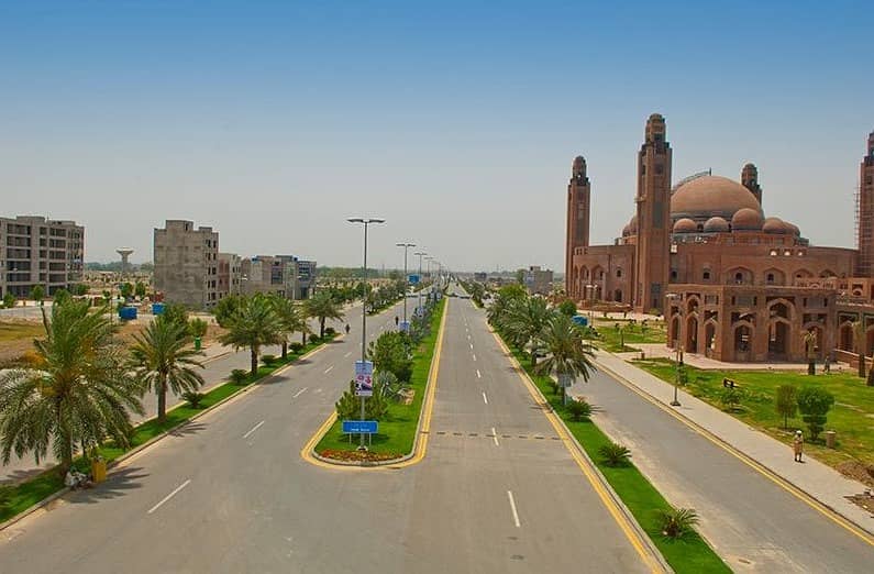 INVESTOR RATE 10 MARLA PLOT | READY TO BUILD | SURRONDED BY HOMES | BAHRIA TOWN LAHORE 18