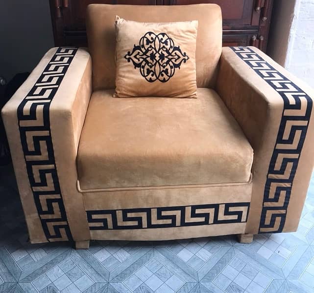 selling sofa set with table ( Versace design) 1