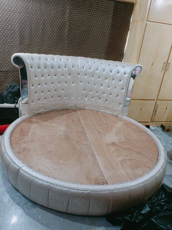 Round Bed with dressing and round Foam 1