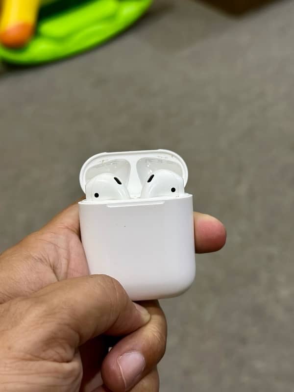 Apple AirPods  2nd Gen excellent condition 0