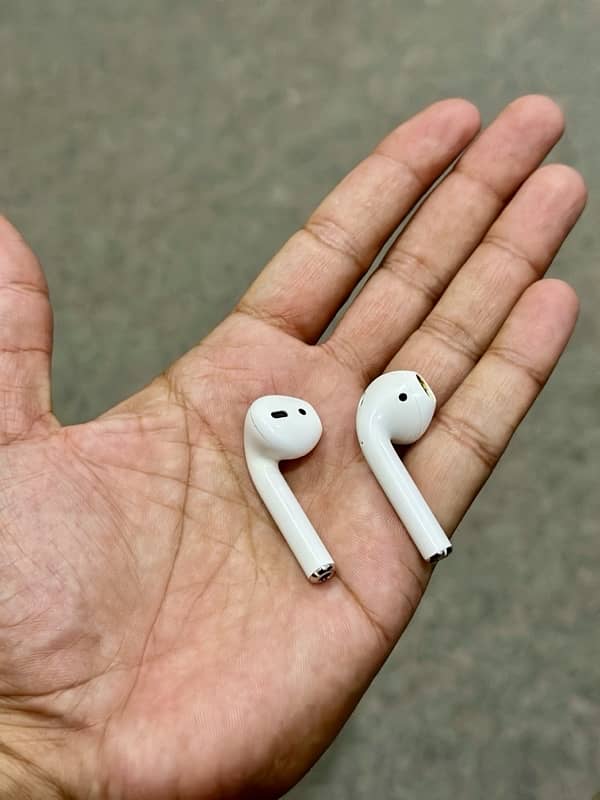 Apple AirPods  2nd Gen excellent condition 3