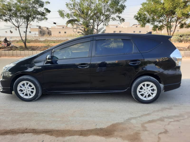 Toyota Prius Alpha 2012 1.8 8