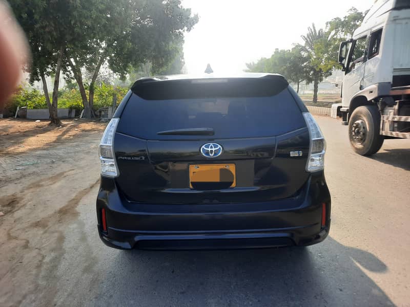 Toyota Prius Alpha 2012 1.8 10