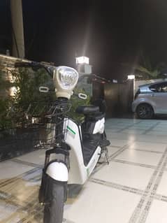 YJ FUTURE INDUS VERIENT SCOOTY