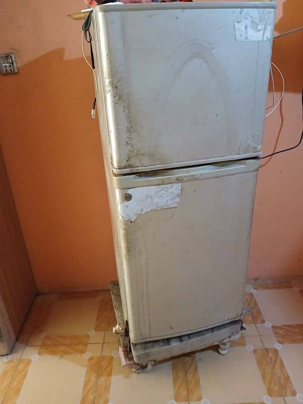 sell use fridge Dawlance 2 door running condition 3