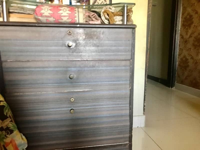 Dressing Table in good condition with all locks key 10/10 2