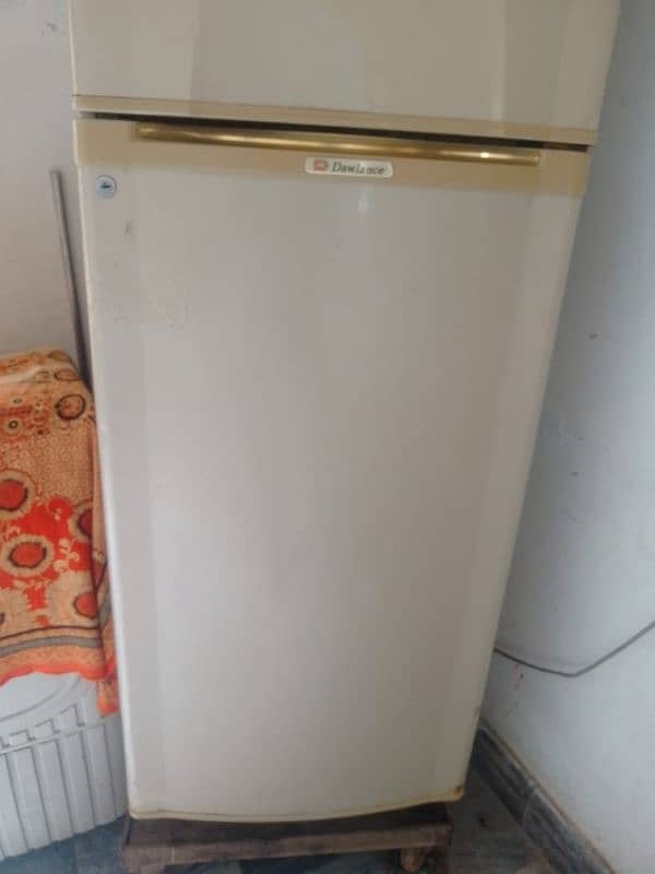 dowlance medium size frige 0