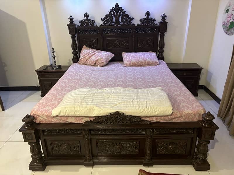 Chinioti Wooden Bed with 2 side tables 2