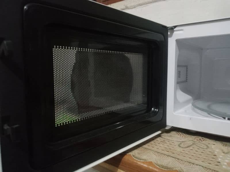 microwave oven. westpoint 1