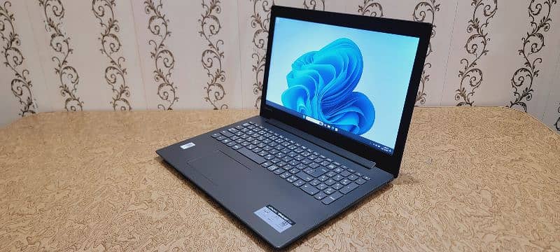 Laptop Lenovo | Core i3, 6th Gen | Slim Lightweight 1