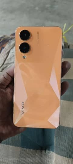 vivo y 17s.    4 /128.   with box and charger.  03410492260