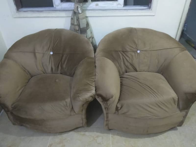 SOFA SET AVAILABLE ON REASONABLE PRICE (Only 4 Months Used) 1