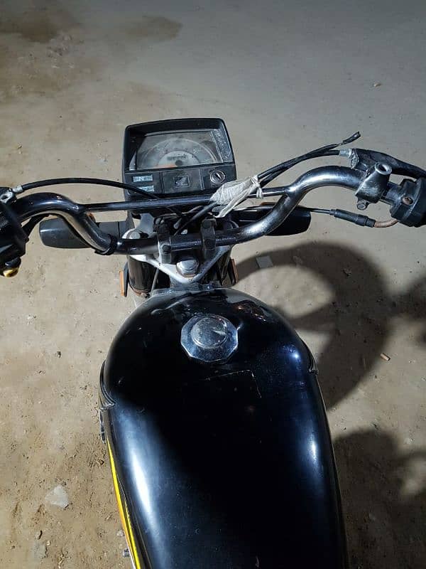 Honda CD 70 model 2022 Karachi 1st owner 5