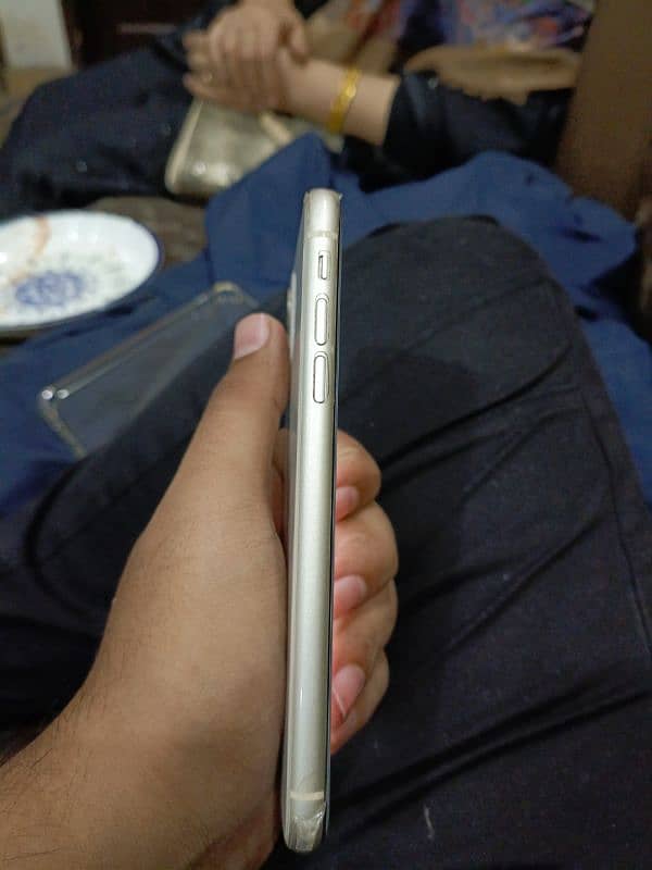 iphone 11 white 2