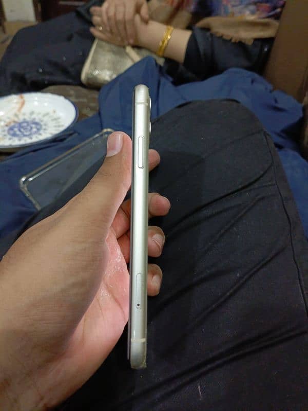 iphone 11 white 3