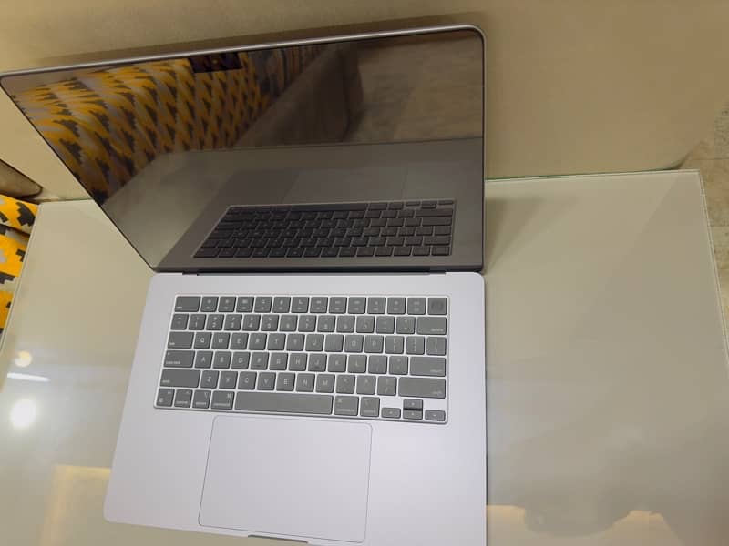 Macboom Air M3 with Apple chip 15-inch 5