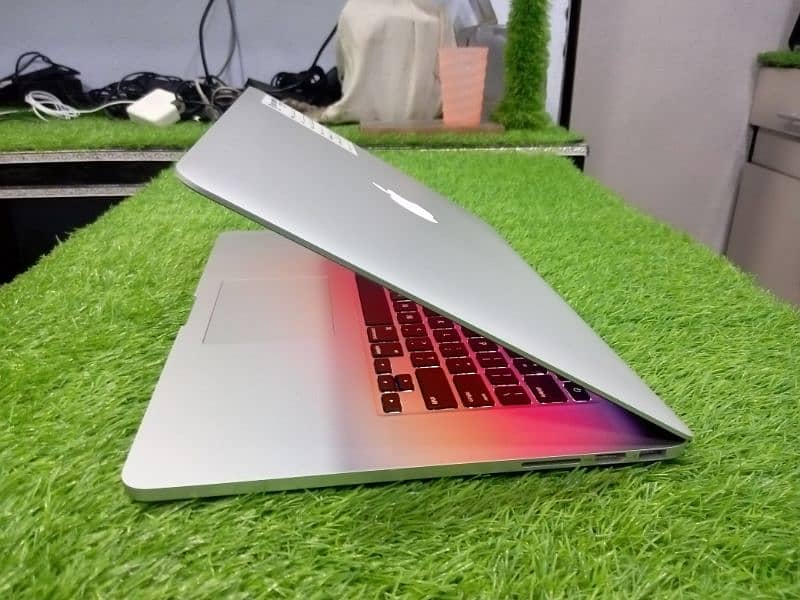 MacBook pro 15 inch Retina Display (2013) (2014) (2015) available 8