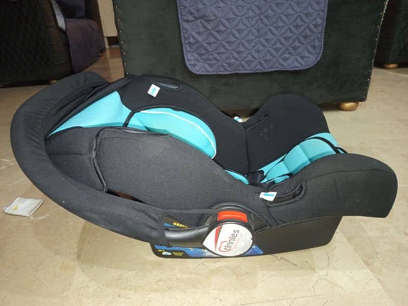 tinnies baby carry cot 2