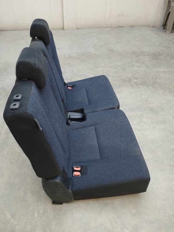 suzuki every sofa seats 3