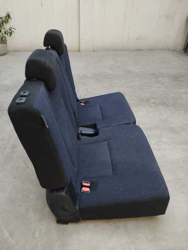 suzuki every sofa seats 4