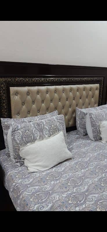 bed set with dressing 0