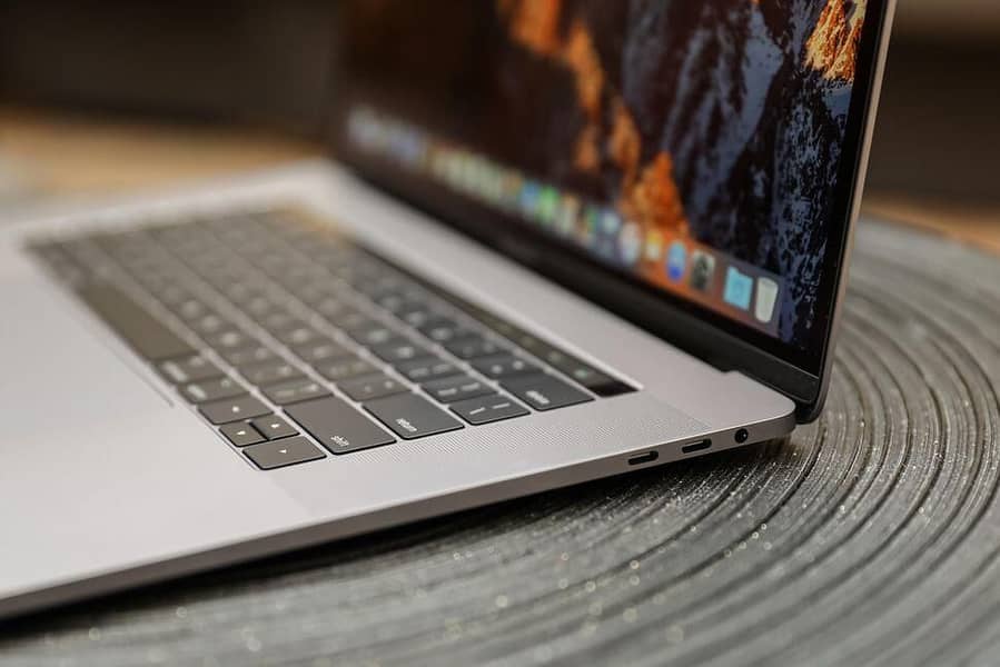 Macbook Pro 2018 15-inch 16/512GB 1