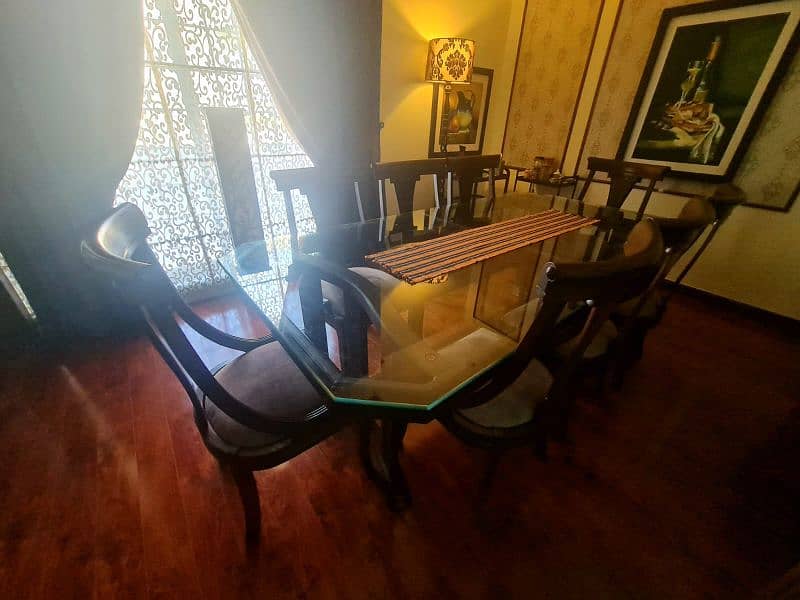 8xmen Dining set with glass top. 2