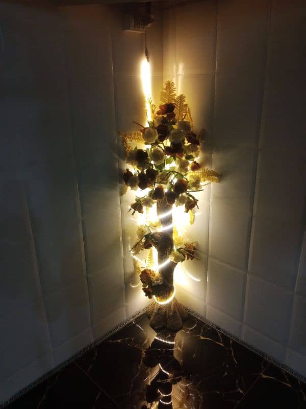 Golden corner plant showpiece with LED light 3