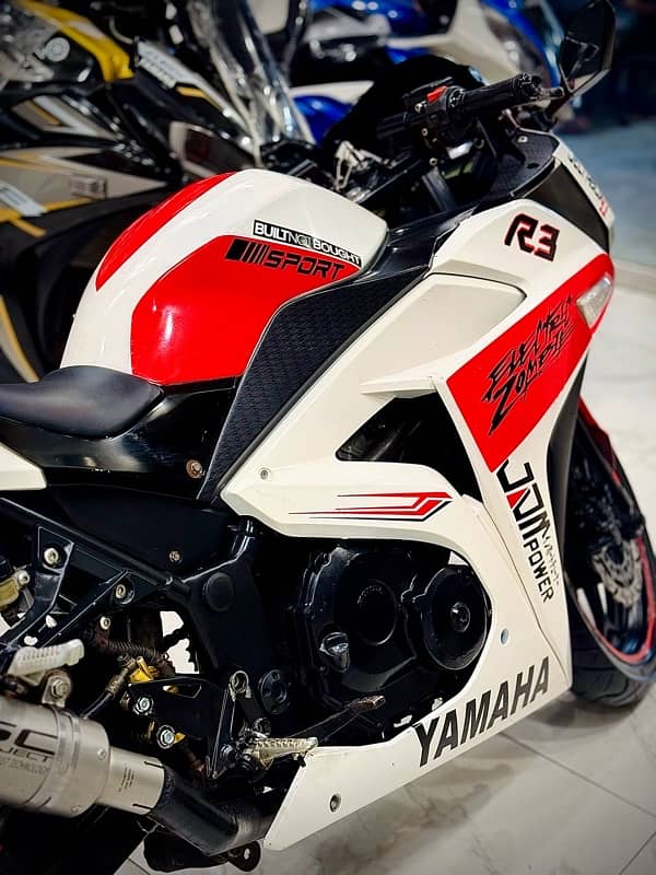 Four cylinder R3 replica with engine of Honda CBR 0