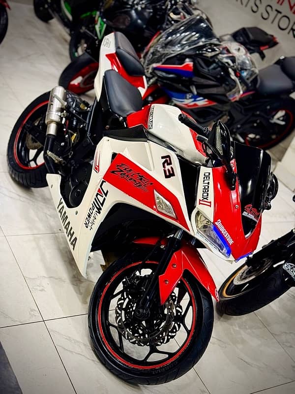 Four cylinder R3 replica with engine of Honda CBR 8