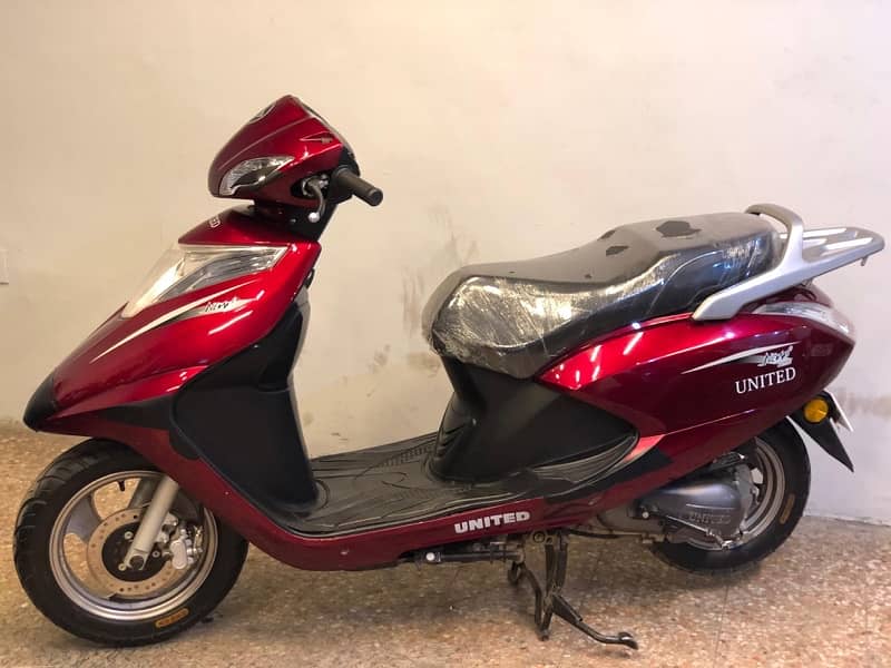 united scooty 100cc auto gear ( for girls ) 1