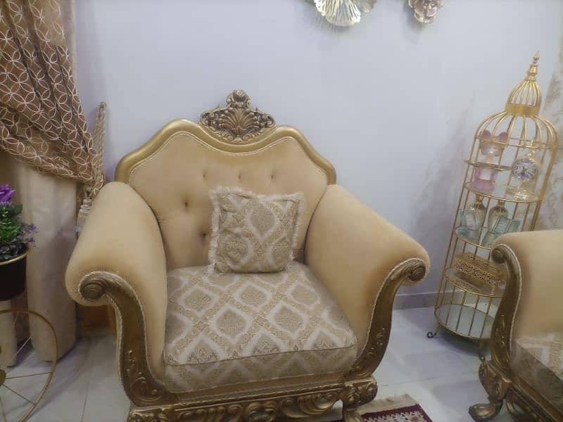 I want to sell complete sofa set chairs n rownd table 5