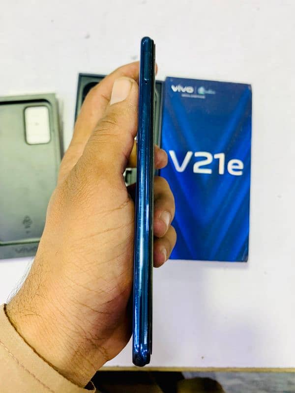 vivo V21e. 8+4/128gb outclass camera 6