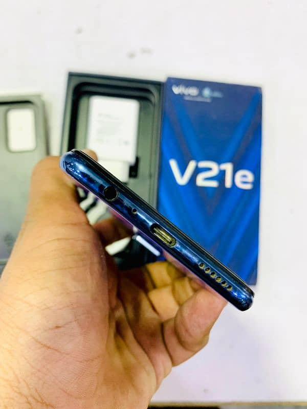 vivo V21e. 8+4/128gb outclass camera 8