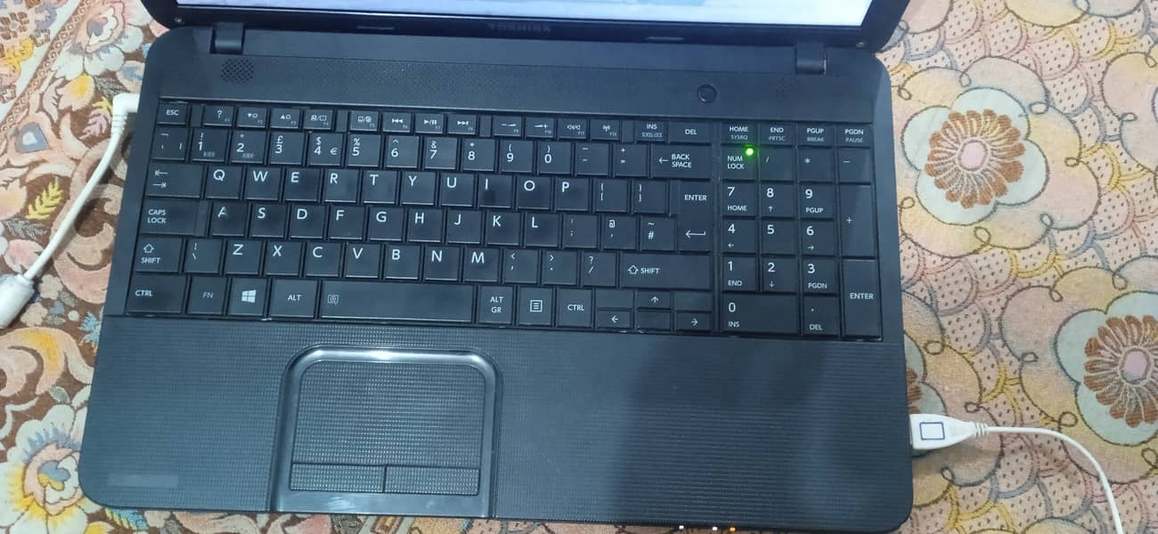 Toshiba intel Clereon Full Size Display & Keyboard 6