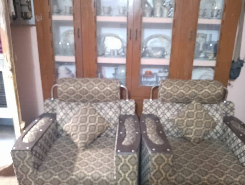 sofa set /5 seater 10/10 urgent sale contact  03325307348 whatsapp 4