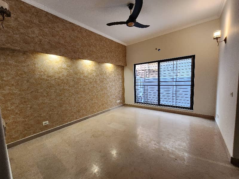 Spacious House Is Available For sale In Ideal Location Of DHA Phase 5 - Block D 6