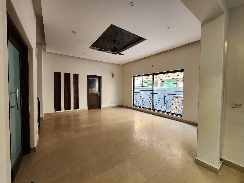 Spacious House Is Available For sale In Ideal Location Of DHA Phase 5 - Block D 8