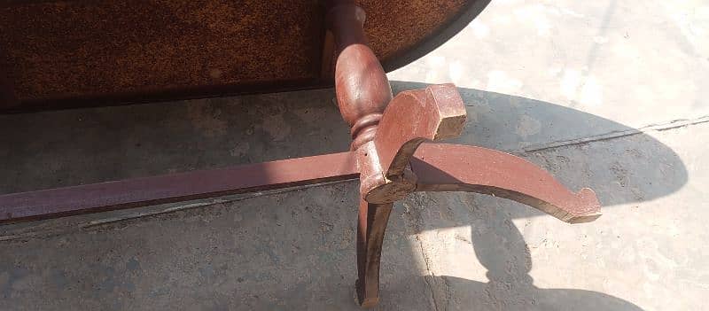 ڈائننگ ٹیبل فروخت کے لیے دستیاب ہے۔ اس کے ساتھ 8 ڈائننگ چیئرز ہیں 9