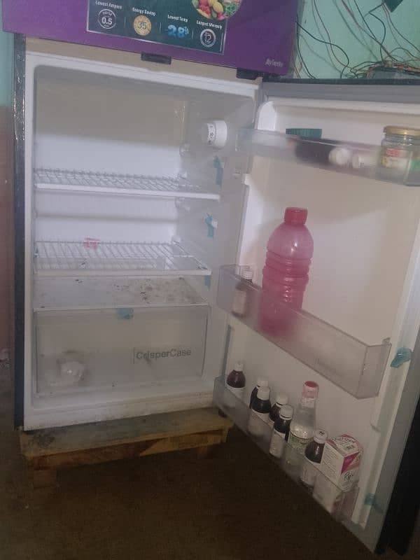 Dawlance fridge medium new condition 4