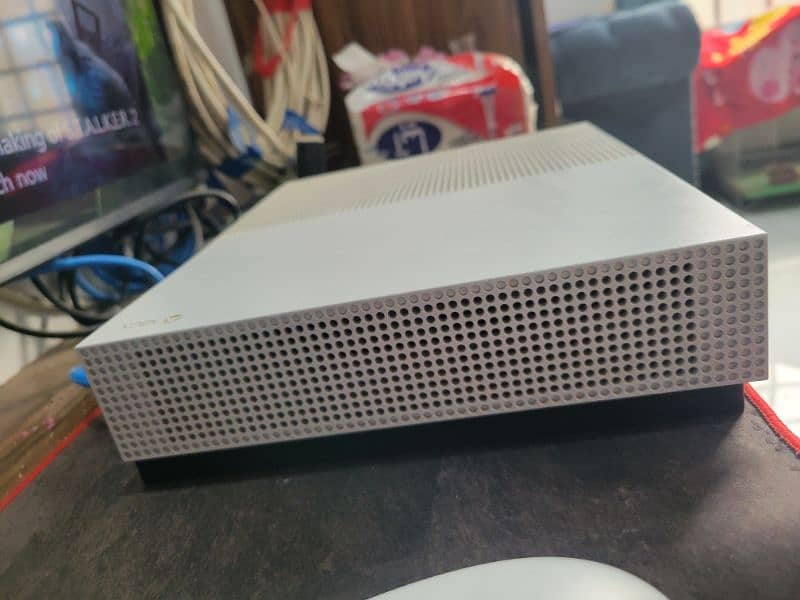 Xbox One S 1TB 2