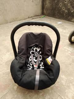 Baby car seater