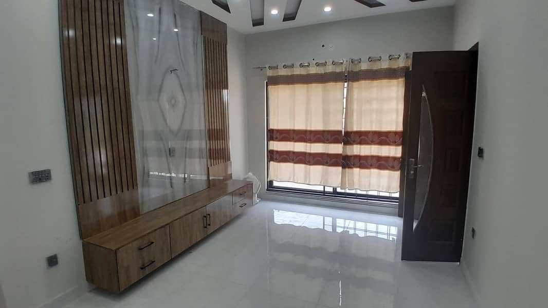 VERY BEAUTIFUL UPPER PORTION OF 10 MARLA HOUSE IN PHASE ONE BAHRIA ORCHARD AVAILABLE FOR RENT 2