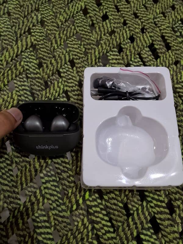 Lenovo LP5 Earbuds 1