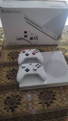 Xbox one s 1tb 2 controller 9 Games Installed