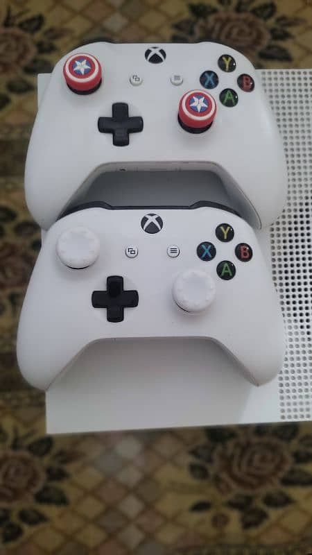 Xbox one s 1tb 2 controller 9 Games Installed 1