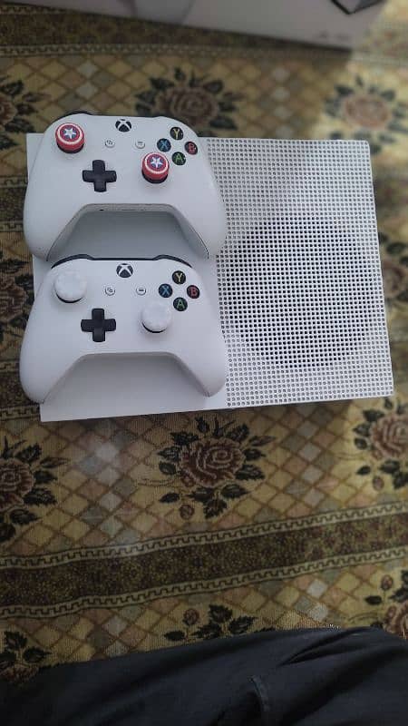 Xbox one s 1tb 2 controller 9 Games Installed 2