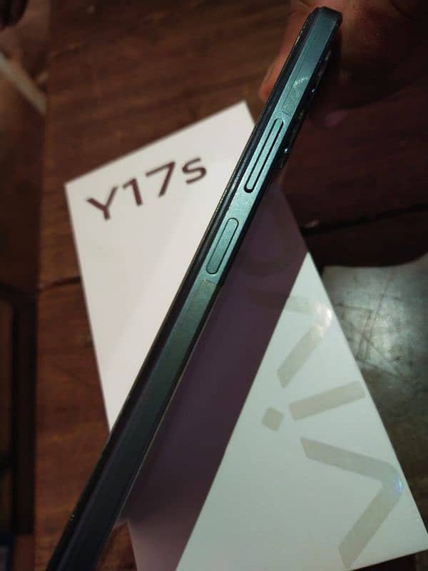 Vivo Y17s 4